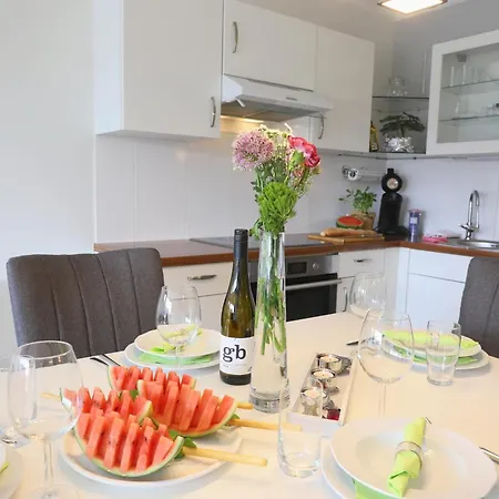 Moderne 2 Zimmerwohnung Mit Grosszuegigem Suedbalkon In Der Ersten Etage *